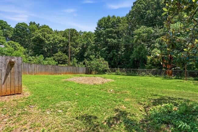 Building Photo - Move-in Ready 3 Bedroom Ranch Home in Eastway Park