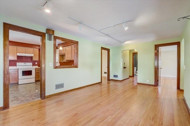 Building Photo - 309 E Lakeview Ave