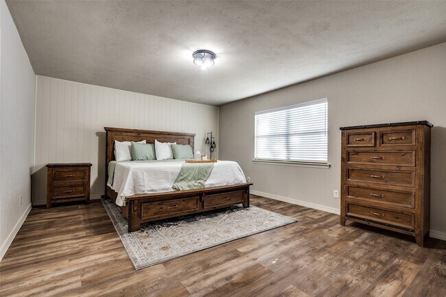 Building Photo - 5096 Thompson Dr