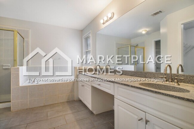 Building Photo - 5035 Villas Terrace
