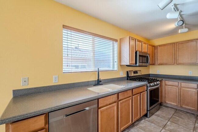 Building Photo - Pending/ Rented - Bright & Spacious 3-Bed ...