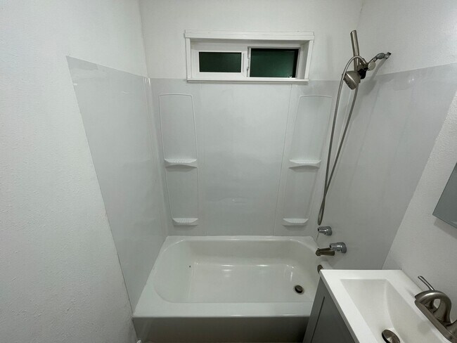 Building Photo - 651
