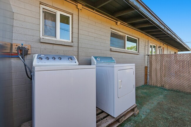 Building Photo - 1320 N 48th Pl