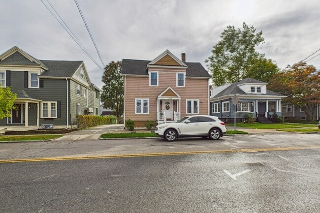 Building Photo - 122 Roger Williams Ave