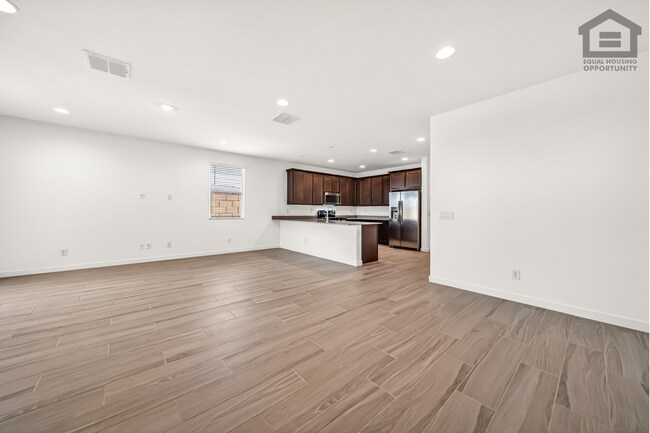 Building Photo - 4Bed/3Bath House at Thomas Rd/99th Ave! Ready for Immediate Move-In! -- Mother-In-Law Suite W/Pri...