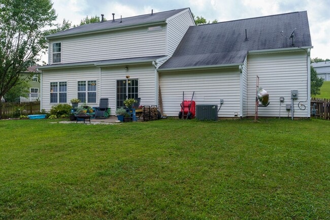 Building Photo - Corner lot 3 bed 2.5 bath with large fenced yard in Grove Park!