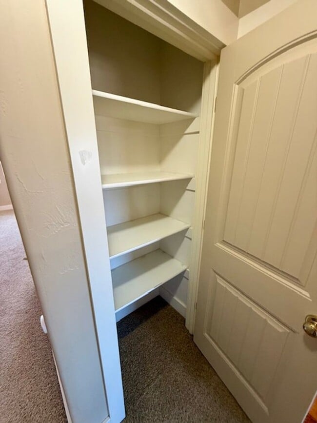 Building Photo - 2 Bedroom 1 Bathroom Apartment  NEW PRICE UPDATE