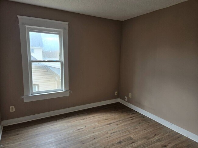 Building Photo - Charming 4-Bedroom Property in Prime Location