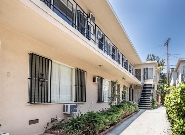 Building Photo - 145 N La Peer Dr