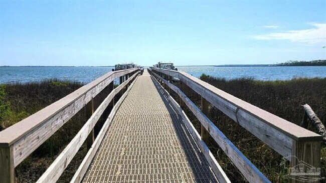 Building Photo - Bright and beautiful home in Windward Cove...