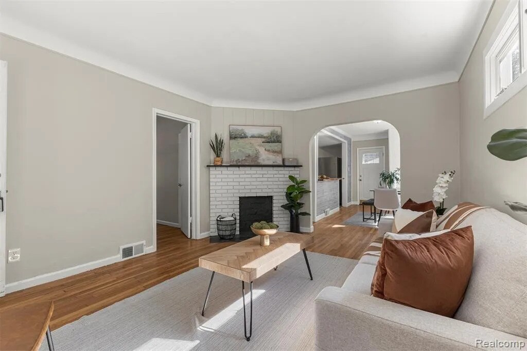 Building Photo - 3369 Pelham St