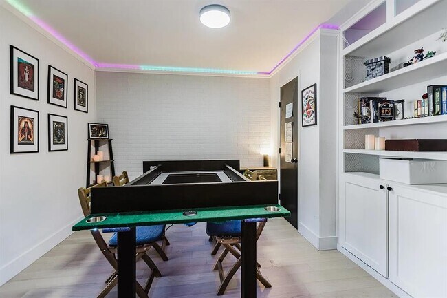 Building Photo - 909 Reinli St