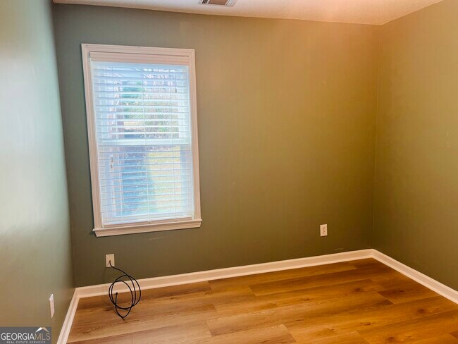 Building Photo - 165 River Park Dr