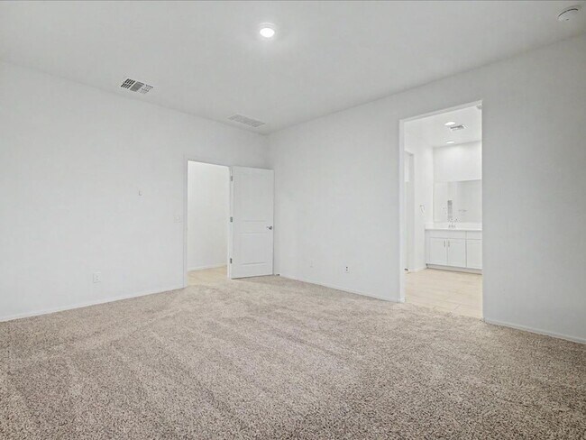 Building Photo - 4 Bedroom, 3 Bathroom
