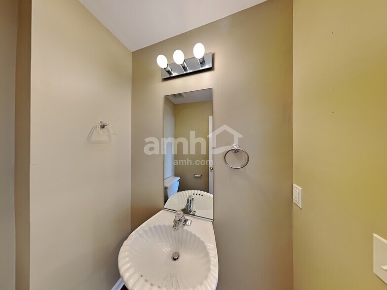 Building Photo - 2824 Candlewicke Dr