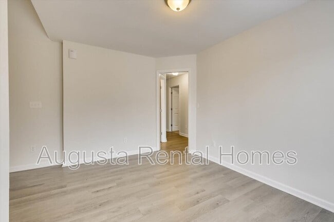 Building Photo - 2824 Cranbrook Dr