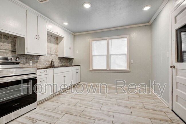 Building Photo - 3200 SW 38th St