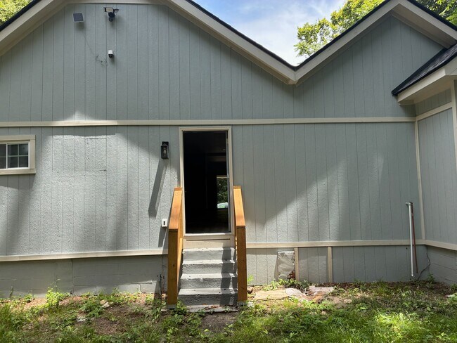 Building Photo - 542 Elm St