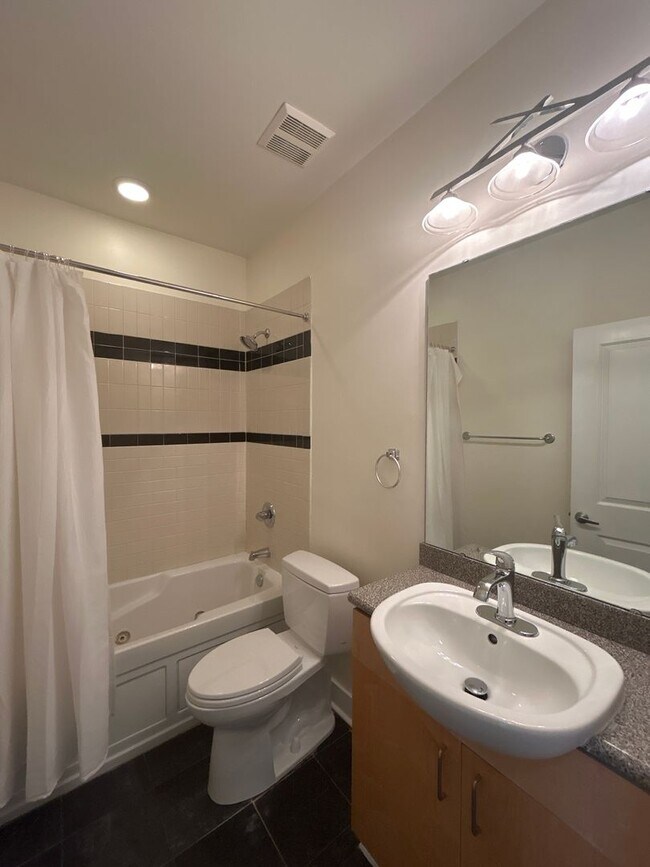Building Photo - Townhome in First Ward!