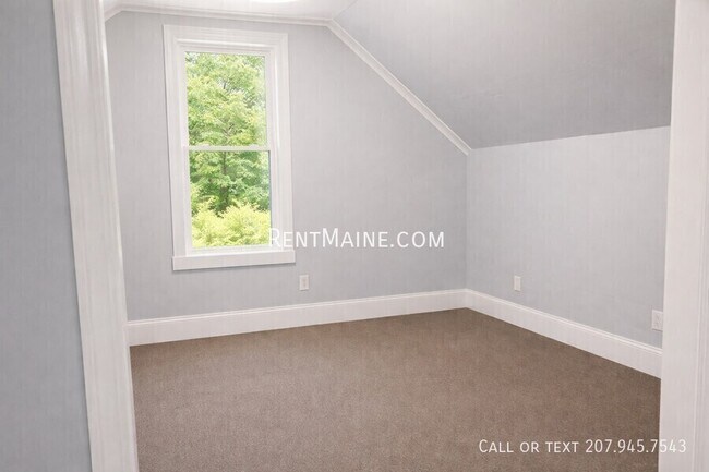 Building Photo - 496 Main St