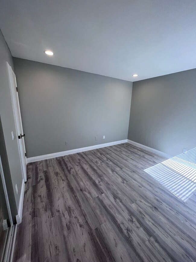 Building Photo - Beautifully Upgraded One Bedroom-One Bathr...