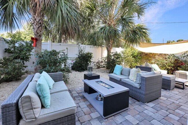 Building Photo - 4bd/3.5bth Perfectly Located Modern Townhouse