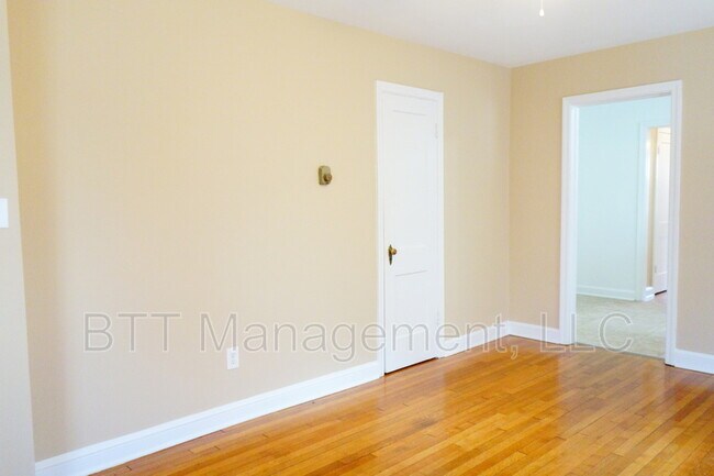 Building Photo - 812 Greenwood Cir