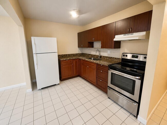 Building Photo - 4125 Woodside Dr