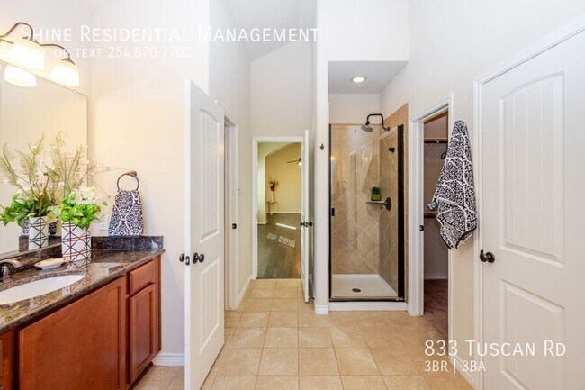 Building Photo - 833 TUSCAN Rd