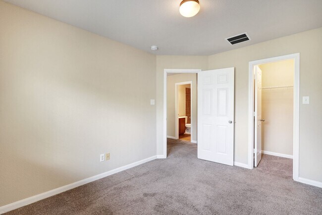 Building Photo - Beautiful 3 Bedroom 2 1/2 in trophy ridge