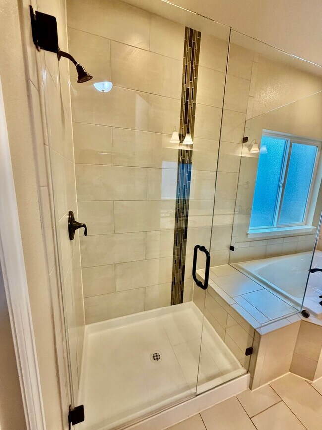 Building Photo - Renovated Milliken Home!