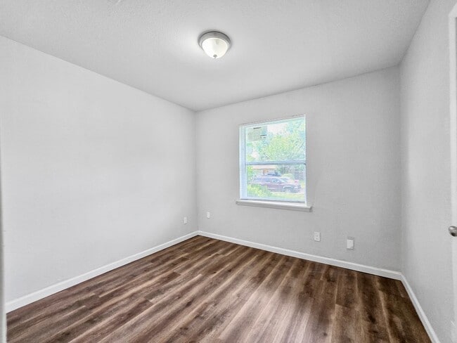 Building Photo - 3 BR/1BA | Updated Single Family Home | 1-Car Covered Parking | Gated backyard !
