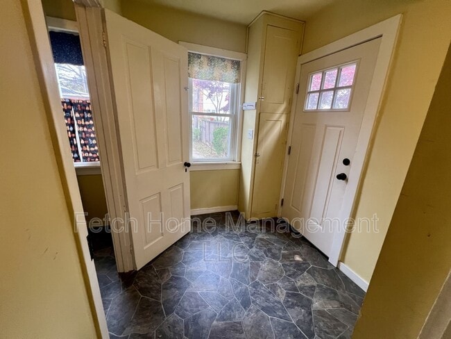 Building Photo - 533 W Walnut St