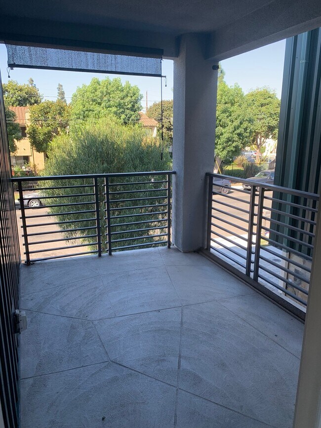 Building Photo - Modern 3 Bed/ 4 Bath, Detached, Private Dr...