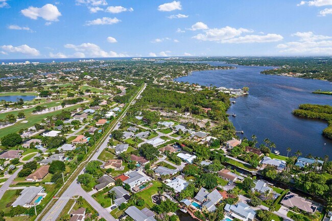 Building Photo - 9520 SE Point Terrace