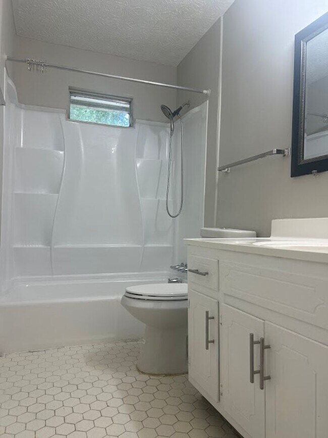 Building Photo - 1015 Cedar Ave