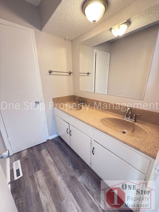 Building Photo - Beautiful 3 Bedroom 2 Bathroom Home in Blu...