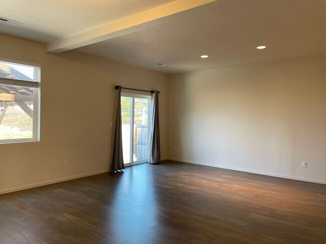 Building Photo - BEAUTIFUL 3 Bedroom 2.5 Bath Home! High Ce...