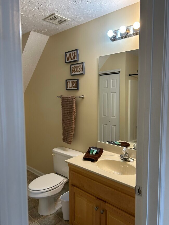 Building Photo - 2615 Rolling River Dr