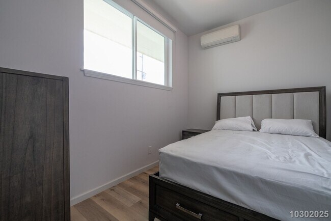 Building Photo - West Side Paradise – Stunning Fully Furnished 3-Bed, 2-Bath Upstairs Unit