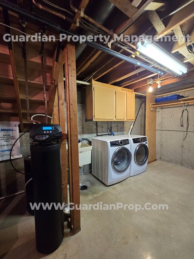 Building Photo - Available now! Spacious Shoreview Home, En...
