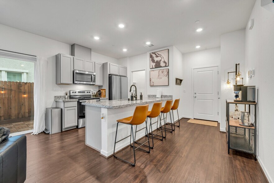 Building Photo - 6001 San Rafael Ln