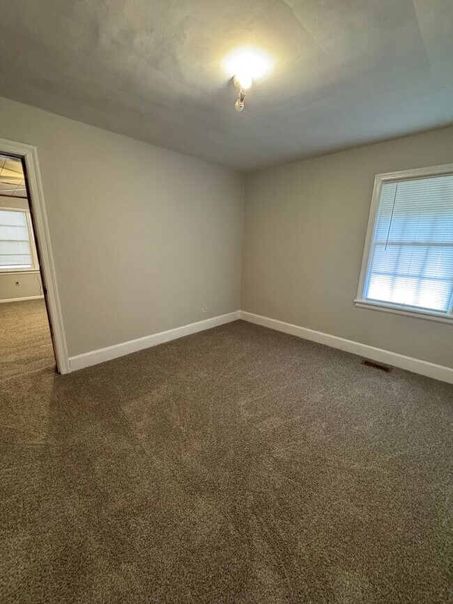 Building Photo - 1004 Maplewood Ave