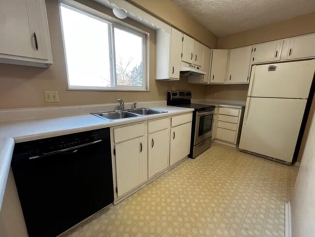 Building Photo - Charming multi-story duplex unit, nestled ...