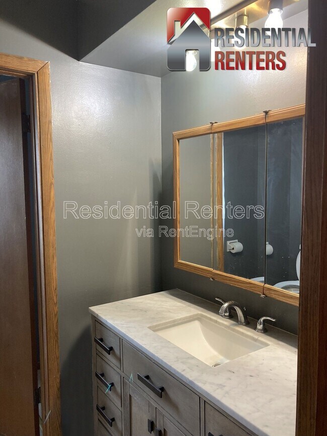 Building Photo - 257 S Regis Rd
