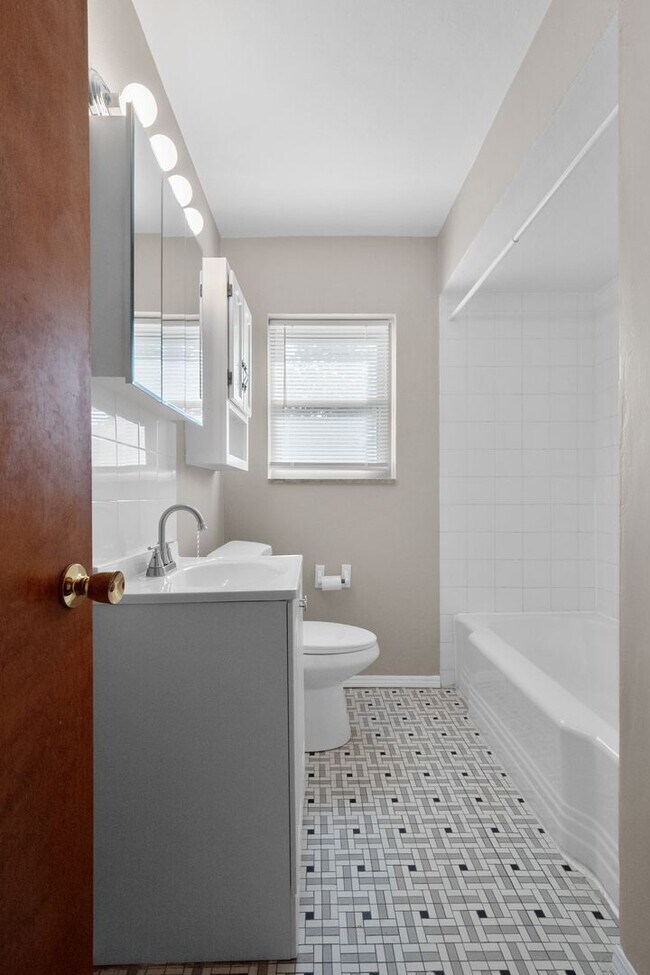 Building Photo - 4957 Miami St