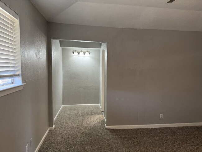 Building Photo - 1833 Skyline Dr