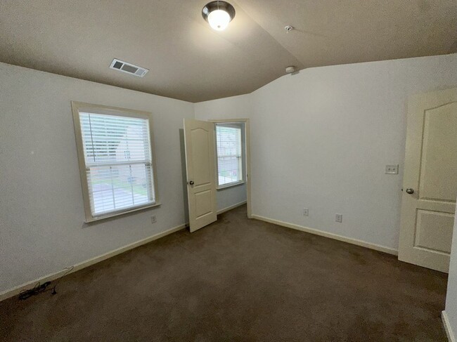 Building Photo - 2249 Knoxhill View