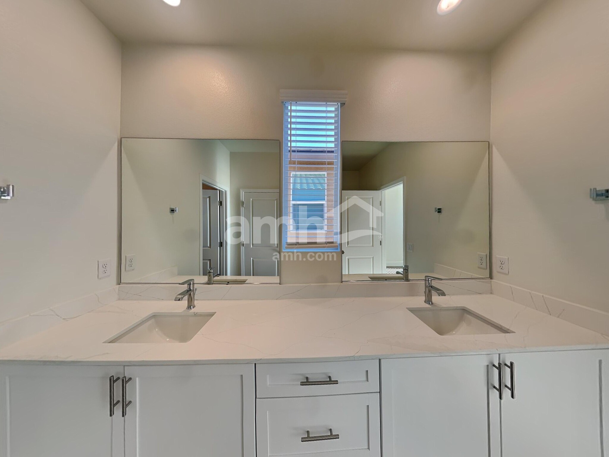 Building Photo - 850 English Primrose St