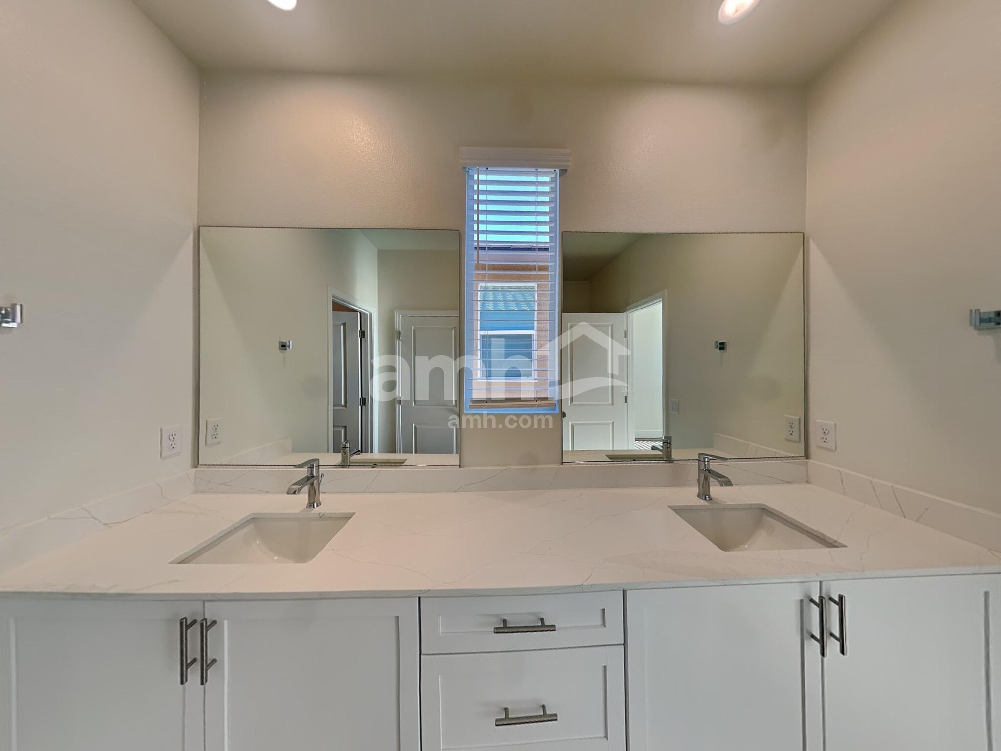 Building Photo - 862 English Primrose St